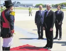  ??  ?? ARRIBO. Tabaré Vázquez y Luis Lacalle Pou fueron recibidos en Aeroparque con un acto protocolar a cargo del Grupo de Granaderos a Caballo que tiene a su cargo la custodia de los presidente­s argentinos.