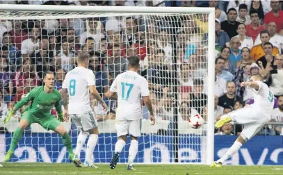  ?? Curto de La Torre/AFP ?? Benzema marcou o segundo gol e deixou o time da capital espanhola com a mão na taça, ampliando o placar agregado para 5 a 1