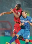  ?? FOTO: RTR ?? Jonathan Tah gewinnt das Duell mit dem Karlsruher Oskar Zawada