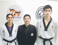  ??  ?? SYABAS: Yen Ming (kanan) dan Monica bergambar bersama Pengerusi Teknikal Persatuan Taekwondo Sarawak merangkap Ketua Pengajar Tan Check Joon selepas sesi latihan.