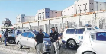  ?? RAUL ZAMORA ?? Policías afuera de la cárcel de mujeres, en medio de la evacuación.