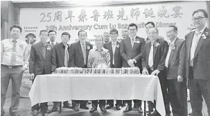  ??  ?? KENANGAN: Naroden (tengah, depan) bergambar bersama anggota SFIA dan kenamaan lain pada Majlis Makan Malam Persatuan Industri Perabot Sarawak 2018 di Kuching kelmarin.