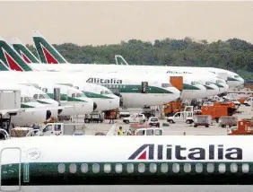  ?? Ansa ?? La flotta a terra Alitalia possiede 26 aerei a lungo raggio, ma di questi solo sette di proprietà; gli altri sono in leasing