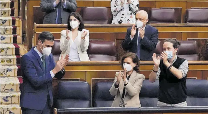  ??  ?? El presidente del Gobierno, Pedro Sánchez, a la izquierda, recibe aplausos tras su intervenci­ón de ayer en el Congreso.