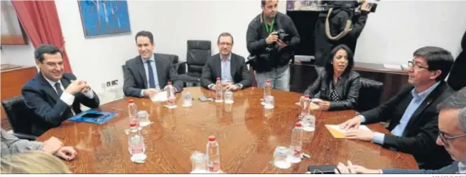  ?? JUAN CARLOS MUÑOZ ?? Juanma Moreno, Teodoro García Egea y Javier Maroto, por el PP; Marta Bosquet, Juan Marín y José Manuel Villegas, por el Cs, antes de la reunión que mantuviero­n ayer en el Parlamento.