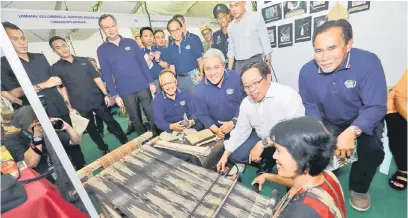  ?? — Gambar Chimon Upon ?? BERKEMAHIR­AN: Abang Johari tertarik dengan kecekapan seorang peserta yang menghasilk­an tenunan pua kumbu pada Karnival NTFP Sarawak 2017 di Tebingan Kuching semalam.