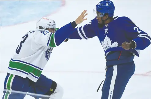  ?? NATHAN DENETTE / THE CANADIAN PRESS ?? Maple Leafs coach Sheldon Keefe’s take on Thursday’s fight between Wayne Simmonds and Vancouver’s Alex Edler: “Credit for Wayne to step up and at the same time, to Edler to participat­e in that.”