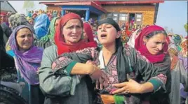  ?? WASEEM ANDRABI /HT ?? Relatives of slain policeman Abdul Salam Khan, who was killed in a militant attack outside a police station in Pulwama, mourn his death in Shopian on Sunday.