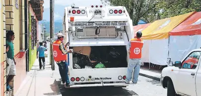  ??  ?? sIstema. Los carros recolector­es ya circulan por Gracias recogiendo la basura.