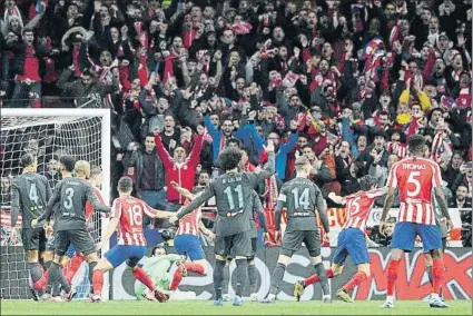  ?? FOTO: EFE ?? El Atlético de Madrid jugó un partidazo en el que su afición le acompañó y le llevó en volandas