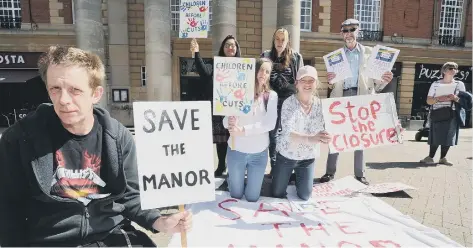  ??  ?? Protesters in Bridge Street including Neil Webber (left) and John Donnelly (right)