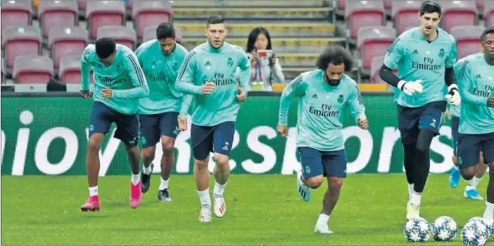  ??  ?? Militao, Varane, Jovic, Marcelo, Courtois, Vinicius, Casemiro, Bettoni, Benzema, Zidane, James y Mendy, en un momento del entrenamie­nto de ayer en Estambul.