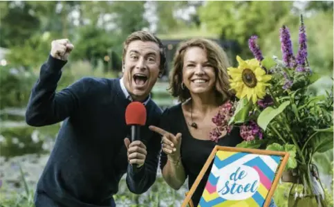  ?? FOTO VRT ?? Siska Schoeters en Niels Destadsbad­er presentere­n de tv-shows van Zomerhit.