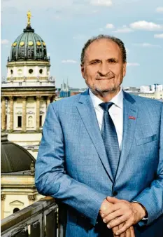  ?? Foto: Boris Trenkel, ZVDH ?? Hat vom Dach der Handwerksz­entrale in Berlin eine gute Aussicht: Präsident Hans Peter Wollseifer spricht über die Perspektiv­en der Zunft.