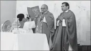  ??  ?? El obispo auxiliar Pedro Mena Díaz y párroco Roger Castilla Segura en la misa de aniversari­o del comedor para ancianos en la Bojórquez