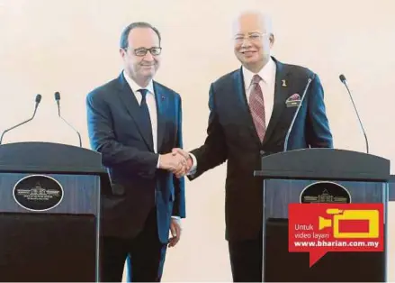  ?? [FOTO FARIZ ISWADI ISMAIL/BH] ?? Najib bersalaman dengan Hollande selepas sidang media bersama di Bangunan Perdana Putra, Putrajaya, semalam.