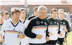  ?? FOTO: DPA ?? Erich Ribbeck bei der Laufarbeit mit den Nationalsp­ielern von 1999, links Lothar Matthäus, rechts Andreas Möller.