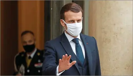  ??  ?? Contrairem­ent aux rumeurs, Emmanuel Macron n’a pas annoncé de reconfinem­ent face à la menace des variants.