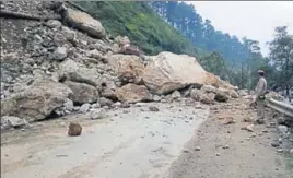  ?? BIRBAL SHARMA /HT ?? The Chandigarh­Manali national highway at Banala, 45km from Mandi, was blocked due to a heavy landslide on Saturday. The highway was opened after 12 hours.