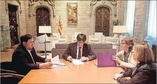  ?? TWITTER / ACN ?? Junqueras i Puigdemont firmen la recepció de l’últim avís del TC