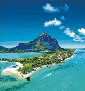  ??  ?? Die Insel Mauritius im Indischen Ozean ist Ziel einer außergewöh­nlichen achttägige­n Golf und Genießerre­ise.