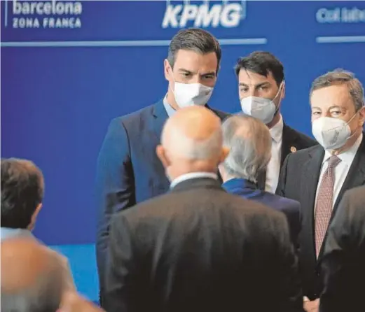  ??  ?? Pedro Sánchez y Mario Draghi en la clausura de los jornadas del Círculo