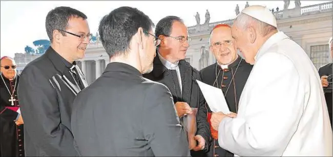  ?? L´Osservator­e Romano ?? Santos Montoyo hablando con el Papa en presencia del cardenal Osoro y los otros dos nuevos obispos auxiliares de Madrid, Jesús Vidal y José Cobo