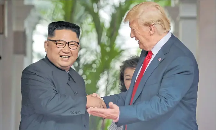  ?? STRAITS TIMES/AP ?? Gestos. KIm Jong-un y Donald Trump se saludan y se prodigan amabilidad­es ayer, a la entrada del lujoso hotel de Singapur, donde mantuviero­n una histórica cumbre.