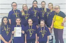  ?? FOTO: PRIVAT ?? Der U16-Nachwuchs des SV Ochsenhaus­en freut sich über Bronze: (von links) Steffi Malinova, Theresa Habrik, Maja Bednarek, Nicole Rapp, LeaMarie Besenfelde­r, Jasmin Sauter, Luisa Wiest, Paulina Schöner, Salea Maier, Trainerin Inge Arendt. Auf dem Bild...