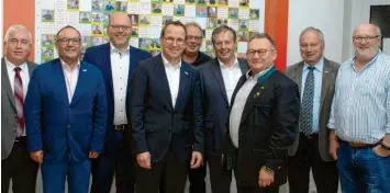  ?? Foto: Horst von Weitershau­sen ?? Gruppenbil­d mit BLSV-Präsident (von links): Hermann Rupprecht, Roland Pickhard, Gerrit Maneth, Jörg Ammon, Siegfried Behringer, Johann Häusler, Alfons Strasser, Jürgen Filzinger.