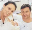  ?? FOTO: JACINDA ARDERN/INSTAGRAM/DPA ?? Jacinda Ardern und ihr Partner Clarke Gayford mit ihrem Baby.