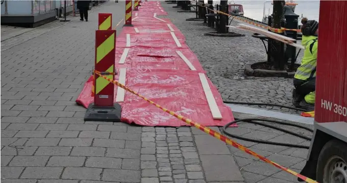  ?? JOHANNESSE­N FOTO: FRANK ?? LEDELINJER: Oveland Utemiljø holder på å legge ledelinjer for blinde og svaksynte gjennom Kirkegaten og ut Langbrygge­n. Her tines bakken før steinene skiftes ut.