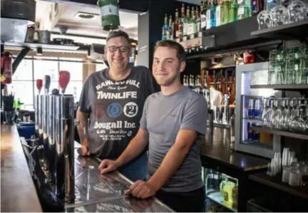  ??  ?? Wim Bruneel en Toby Tytgat: “We zijn er bijna zeker van dat andere cafés ons zullen volgen.”