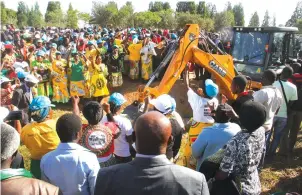  ?? — Picture: Kudakwashe Hunda ?? Hundreds of people witness the ground-breaking ceremony of the Harare-Beitbridge Road dualisatio­n project at Chaka Growth Point in Chirumanzu last week