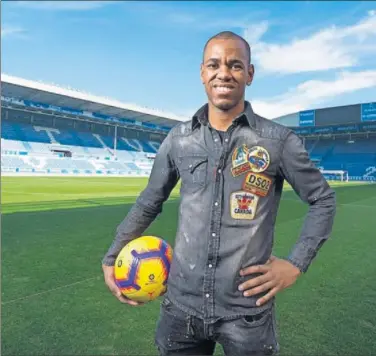  ??  ?? NOVEDAD. Rolan, que llega desde el Leganés tras su frustada cesión del Depor, ha aterrizado en Vitoria.