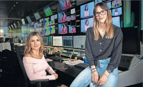  ?? / JUAN BARBOSA ?? Danae Boronat (sentada) y Sara Giménez, en la sala de realizació­n de GOL.