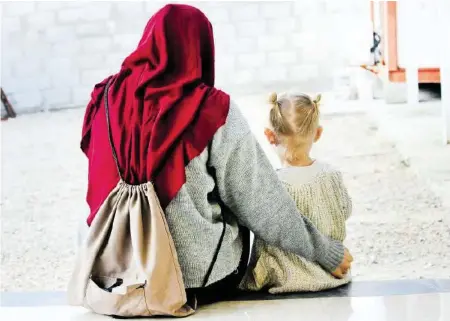  ?? GUX ?? Eine IS-Anhängerin aus Lausanne ist seit 14 Monaten mit ihrer Tochter im Camp Roj in Syrien inhaftiert – sie will endlich raus.