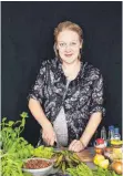  ?? FOTO: ULRIKA EKBLOM/ JAN THORBECKE VERLAG/DPA ?? Autorin Jenny Damberg hat ein Kochbuch über Hülsenfrüc­hte geschriebe­n.
