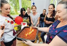  ?? Foto: Bernhard Weizenegge­r ?? Ein Geburtstag­skuchen für Valeria (links): Bei der kleinen Feier gehen die Kinder aus der Ukraine so richtig aus sich heraus. Doch das mussten sie bei ihrem Ferienaufe­nthalt in Ettenbeure­n erst noch lernen.