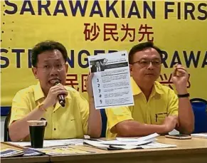  ??  ?? Making his point: Dr Sim (left) addressing a press conference at the SUPP Batu Kawa service centre in Kuching. Next to him is SUPP’s Batu Kitang assemblyma­n Lo Khere Chiang.