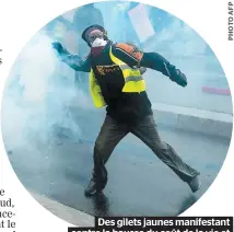  ??  ?? Des gilets jaunes manifestan­t contre la hausse du coût de la vie et des taxes, à Paris, le 8 décembre 2018