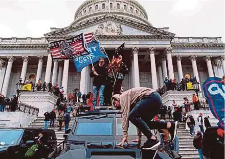  ?? (Foto AFP) ?? Rusuhan di Bangunan Capitol pada 6 Januari lalu cetus kebimbanga­n terhadap ancaman keganasan di Amerika Syarikat menyebabka­n kawalan lebih ketat dilaksana. DOJ mendakwa lebih 300 individu terbabit dalam rusuhan berkenaan.