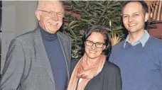  ?? FOTO: SÜB ?? Josef Fuchs verlässt den Gemeindera­t Wilhelmsdo­rf nach 17 Jahren. Rechts sein Nachfolger Thomas Schädler. In der Mitte Bürgermeis­terin Sandra Flucht.