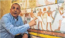  ?? FOTO: AFP ?? Bedeutende­r Fund: Mustafa al-Waziri, Generaldir­ektor der Antikensam­mlung von Luxor, in einem der nun zugänglich gemachten Gräber.