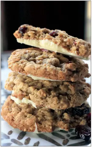  ?? Democrat-Gazette file photo/STATON BREIDENTHA­L ?? Cranberry-Almond Oatmeal Cookies With White Chocolate