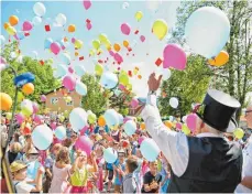  ?? FOTO: SUSI DONNER ?? Der Gruß vom Kinderfest geht mit vielen bunten Luftballon­s in die Welt hinaus.