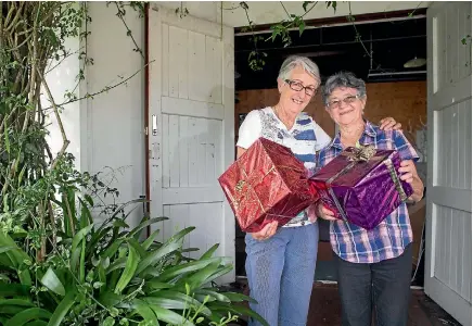  ?? PHOTO: DOMINICO ZAPATA/STUFF ?? Bev Greene and Glenda Matthews make crafts every week to sell at the two-week Christmas festival.