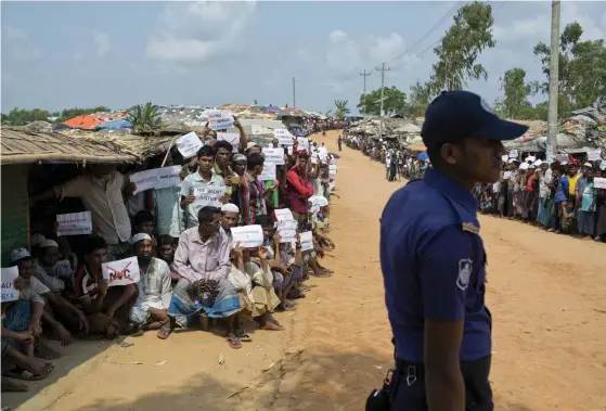  ?? FOTO: TT-AP/A.M. AHAD ?? Myanmar står för en stor del av ökningen av flyktingar i världen. Många av flyktingar­na från Myanmar kommer till lägren på andra sidan gränsen med Bangladesh, som detta i Kutupalong i Cox’s Bazar.