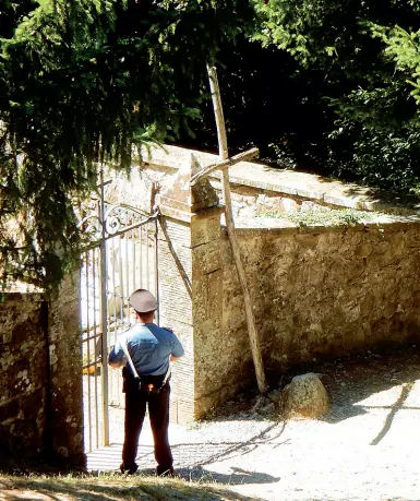  ??  ?? La croce di legno rimessa all’ingresso del cimitero di Barbiana. A sinistra, la croce realizzata dall’artista Di Palma