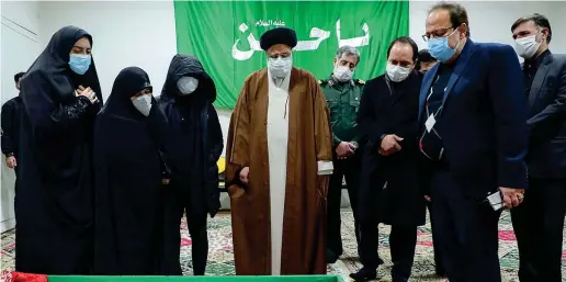  ??  ?? L’omaggio
L’ayatollah Ebrahim Raisi, capo dell’apparato giudiziari­o iraniano, rende omaggio alla salma di Mohsen Fakhrizade­h circondato dai suoi familiari (Mizan News Agency via Ap)